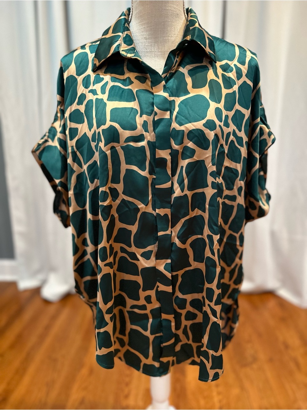 Umgee green and cream giraffe pattern tunic top women’s size medium LNC